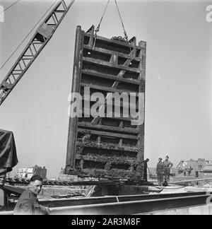 Récupération : Vidage De La Reconstruction Des Ports. Travaux de réparation sur une installation de port. Fixation d'une porte de serrure Date: 1945 lieu: Vlissingen, Zeeland mots clés: Ports, portes de serrure, reconstruction Banque D'Images