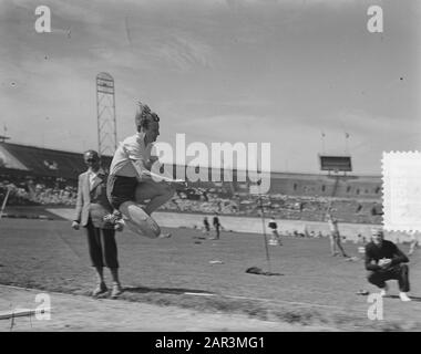 Journée Olympique À Amsterdam. Fanny Blankers-Koen au long saut Date: 21 juillet 1951 lieu: Amsterdam, Noord-Holland mots clés: Athlétisme, sport Nom De La Personne: Blankers-Koen, Fanny Banque D'Images