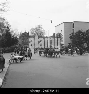 Joie de libération: Hilversum - Utrecht joie à Utrecht au sujet de la libération. Annotation: Au Stadschouwburg en regardant de Nachtegaalstraat à Lucasbrug. Il y a encore des soldats allemands qui font de l'équitation en vélo et en voiturette. Sur la gauche, une femme sur une civière. Voir aussi la photo 900-2871 Date: Mai 1945 lieu: Utrecht mots clés: Libération, théâtres, seconde guerre mondiale Banque D'Images