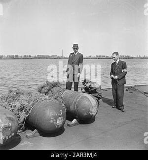 Dévastation: Port d'Amsterdam hommes sur un ponton vue mines allemandes de mer Date: Mai 1945 lieu: Amsterdam, Noord-Holland mots clés: Ports, seconde Guerre mondiale Banque D'Images
