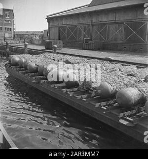 Dévastation: Ponton du port d'Amsterdam avec mines maritimes allemandes Date: Mai 1945 lieu: Amsterdam, Noord-Holland mots clés: Ports, seconde Guerre mondiale Banque D'Images