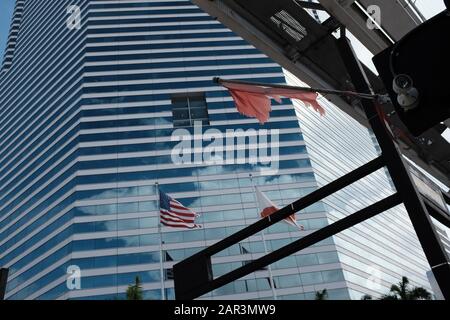 Vue sur le bâtiment de la Tour de Miami dans le centre-ville de Miami avec drapeaux et voies MetroMover dans le cadre Banque D'Images