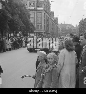 Armée: Princess Irene Brigade Amsterdam Parade De La Princess Irene Brigade À Amsterdam Annotation: Damrak. Bren Carriers Date: Mai 1945 Lieu: Amsterdam, Noord-Holland Mots Clés: Léger, Seconde Guerre Mondiale Nom Personnel: Irenebrigade Banque D'Images