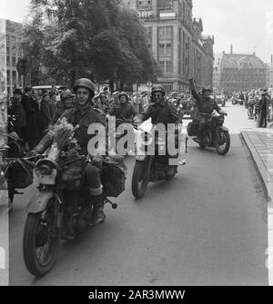 Armée: Princess Irene Brigade Amsterdam Parade de la Princess Irene Brigade à Amsterdam Annotation: Motocyclistes à la Damrak Date: Mai 1945 lieu: Amsterdam, Noord-Holland mots clés: Services, parades Nom personnel: Irenebrigade Banque D'Images