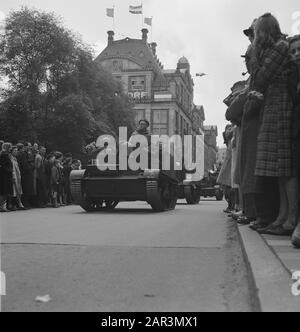 Armée: Princess Irene Brigade Amsterdam Parade De La Princess Irene Brigade À Amsterdam Annotation: Damrak. Bren Carriers Date: Mai 1945 Lieu: Amsterdam, Noord-Holland Mots Clés: Léger, Seconde Guerre Mondiale Nom Personnel: Irenebrigade Banque D'Images