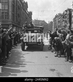 Armée: Princess Irene Brigade Amsterdam Parade De La Princess Irene Brigade À Amsterdam Annotation: Damrak. Camion Militaire Date: Mai 1945 Lieu: Amsterdam, Noord-Holland Mots Clés: Léger, Seconde Guerre Mondiale Nom Personnel: Irenebrigade Banque D'Images