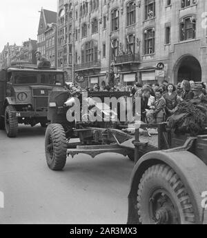 Armée: Princess Irene Brigade Amsterdam Parade De La Princess Irene Brigade À Amsterdam Annotation: Damrak. Artillerie Date: Mai 1945 Lieu: Amsterdam, Noord-Holland Mots Clés: Armée, Seconde Guerre Mondiale Nom Personnel: Irenebrigade Banque D'Images