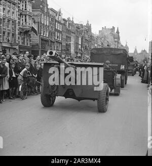 Armée: Princess Irene Brigade Amsterdam Parade De La Princess Irene Brigade À Amsterdam Annotation: Damrak. Artillerie Date: Mai 1945 Lieu: Amsterdam, Noord-Holland Mots Clés: Armée, Seconde Guerre Mondiale Nom Personnel: Irenebrigade Banque D'Images