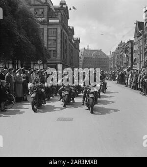 Armée: Princess Irene Brigade Amsterdam Parade de la Princess Irene Brigade à Amsterdam Annotation: Motocyclistes à la Damrak Date: Mai 1945 lieu: Amsterdam, Noord-Holland mots clés: Services, parades Nom personnel: Irenebrigade Banque D'Images