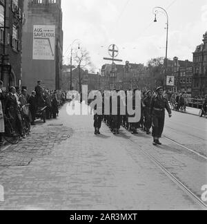 Armée: Princess Irene Brigade Amsterdam Parade De La Princess Irene Brigade À Amsterdam Date: Mai 1945 Lieu: Amsterdam, Noord-Holland Mots Clés: Armée, Seconde Guerre Mondiale Nom Personnel: Irene Brigade Banque D'Images