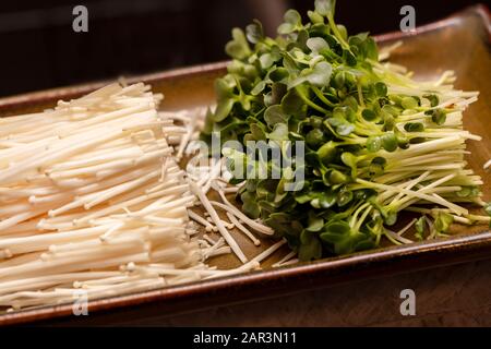 Les carottes julienne, les champignons énokitake et les choux de radis verts coupés et utilisés pour faire des sushis Banque D'Images
