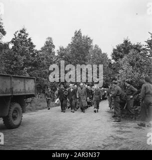 Capitulation: Harskamp [camp où des hommes SS et des Landwachters ont été internés] Les Prisonniers de guerre marchent sous la direction d'une route Annotation: Dans ce camp environ 4000 prisonniers néerlandais SS ont été logés (y compris l'armée, Landstorm, Viking, Germania, Holl. Grüne Polizei etc.) en attente de procès Date: Juin 1945 lieu: Gueldre, Harskamp mots clés: Camps d'internement, prisonniers de guerre, militaires Banque D'Images