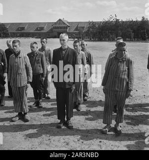 Reportage du camp de Vught Dans le camp criminel de Vught, 7000 collaborateurs et traîtres néerlandais sont enfermés. Les soldats des Néerlandais Stoottroopers sont en charge de la garde, en particulier des 300 Néerlandais SS. Sous la direction du commandant du camp, Le Major L. Mennes et ses aides, ces prisonniers sont utilisés pour purifier les environs de Vught des mines terrestres. Ils sont habillés dans les paquets de prison à rayures bleu-blanc de l'ancien néerlandais capturé par les Allemands. Les prisonniers reçoivent la ration civile minimale, qui a également été réduite, parce que toutes les friandises ont été supprimées Banque D'Images