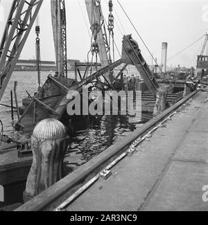 Récupération: Amsterdam Sous la direction du capitaine J. Breman, la 2ème Compagnie Genie d'Amsterdam a commencé avec des réparations de très grande portée. Il a pour tâche de supprimer dès que possible tous les obstacles à la circulation dans la ville d'Amsterdam, y compris les travaux de compensation dans le port. Le travail consiste également à nettoyer les barrières faites par les Allemands dans les rues, en fermant les bâches dans le pavé causé par des blocs de bois: Pompage des caves inondées, etc. Une tâche très spéciale est d'éclairer les grues de levage à la Javakade, qui sont créées par les Allemands ont été gonflés et profonds dans l'eau c Banque D'Images