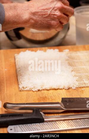 Démonstration du rouleau à sushi sur la façon de placer des ingrédients pour un rouleau à sushi extérieur, avec du riz et des algues Banque D'Images