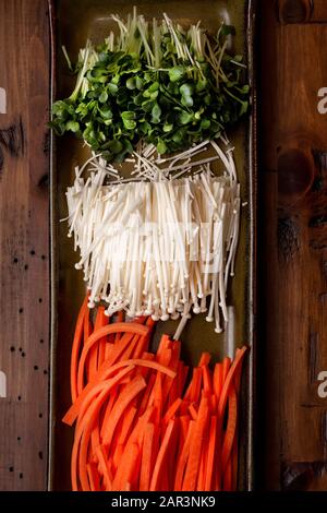 Pousses de radis, champignons Enokitake et carottes préparés à ajouter comme ingrédients pour une classe de rouleaux de sushi Banque D'Images