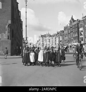 Les divertissements populaires à Amsterdam. Rép. Des diverses festivités liées à la libération dans la capitale [jeunes hommes et femmes en costume Marker au Damrak] Date: 28 juin 1945 lieu: Amsterdam, Noord-Holland mots clés: Festivals de libération, deuxième Guerre mondiale Banque D'Images