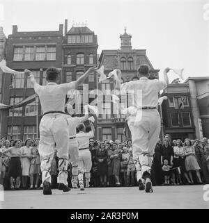 Les divertissements populaires à Amsterdam. Rép. Des diverses festivités liées à la libération dans la capitale [Volksdanseurs] Date: 1945 lieu: Amsterdam, Noord-Holland mots clés: Festivals de libération, seconde Guerre mondiale Banque D'Images