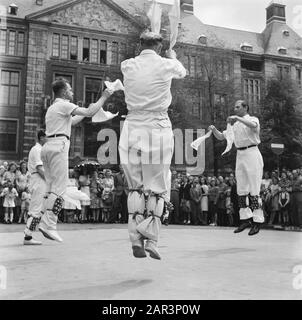 Les divertissements populaires à Amsterdam. Rép. Des diverses festivités liées à la libération dans la capitale [Volksdanseurs] Date: 1945 lieu: Amsterdam, Noord-Holland mots clés: Festivals de libération, seconde Guerre mondiale Banque D'Images