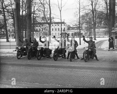 Princesse De Naissance Marijke/Christina. Les membres du club de motocyclettes de Knalpiepers de Meppel avaient quitté profondément la nuit à Soestdijk pour féliciter la première princesse Juliana et le prince Bernhard. Le groupe pour le palais Soestdijk Date: 18 février 1947 lieu: Soestdijk, Utrecht mots clés: Maison royale, clubs automobiles, motocyclettes Nom De La Personne: Knalpiepers Banque D'Images