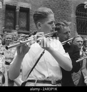 Les divertissements populaires à Amsterdam. Rép. Des diverses festivités après la libération dans la capitale [Deux garçons avec flûtes] Date: 1945 lieu: Amsterdam, Noord-Holland mots clés: Festivals de libération, seconde Guerre mondiale Banque D'Images