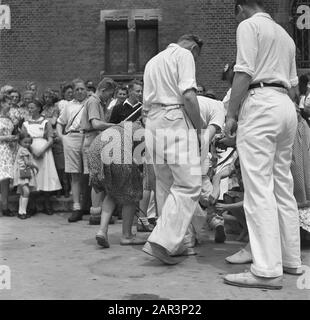 Les divertissements populaires à Amsterdam. Rép. Des diverses festivités liées à la libération dans la capitale [les danseurs folkloriques font sonner] Date: 1945 lieu: Amsterdam, Noord-Holland mots clés: Festivals de libération, deuxième Guerre mondiale Banque D'Images