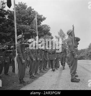 Armée: La Grande Croix pour le prince Clerar Bernhard donne la Grande Croix à l'ordre d'Orange-Nassau avec les épées au général canadien Clerar. Le général inspecte la garde honoraire à Apeldoorn Date: 20 juillet 1945 lieu: Apeldoorn, Gueldre mots clés: Militaire, prix, princes Nom personnel: Bernhard (prince Pays-Bas), Clerar, H D G Banque D'Images