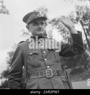 Trafic de tabac à la frontière entre les Pays-Bas et la Belgique (commerce noir) un agent des douanes Date : août 1945 mots clés : commerce, seconde Guerre mondiale Banque D'Images