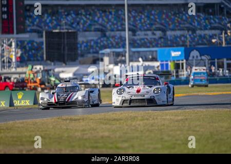 Daytona Beach, Floride, États-Unis. 25 janvier 2020. La Porsche GT Team Porsche 911 RSR-19 courses de voiture pour la position pour le Rolex 24 À Daytona International Speedway à Daytona Beach, en Floride. (Image De Crédit : © Logan Arce/Asp) Banque D'Images