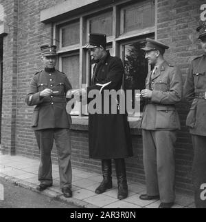 Trafic de tabac à la frontière entre les Pays-Bas et la Belgique (commerce noir) seconde Guerre mondiale, commerce Date : août 1945 mots clés : commerce, seconde Guerre mondiale Banque D'Images