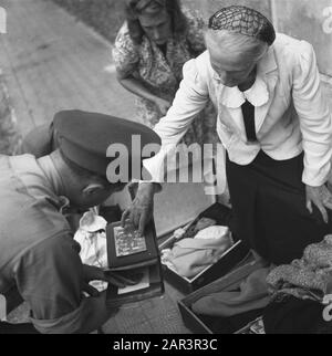 Trafic de tabac à la frontière entre les Pays-Bas et la Belgique (commerce noir) seconde Guerre mondiale, commerce Date : août 1945 mots clés : commerce, seconde Guerre mondiale Banque D'Images