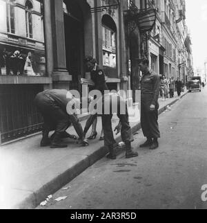 Trafic de tabac à la frontière entre les Pays-Bas et la Belgique (commerce noir) seconde Guerre mondiale, commerce Date : août 1945 mots clés : commerce, seconde Guerre mondiale Banque D'Images