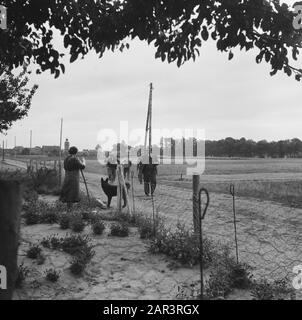 Série sur les familles Limburg Smedts et Poels de Horst qui a aidé à cacher environ 300 pilotes alliés (abattu au-dessus des Pays-Bas) dans la ferme de Zwarte Plak et à travers la frontière avec la Belgique a pu apporter. Seconde Guerre mondiale, illégalité Date : 1945 mots clés : illégalité, seconde Guerre mondiale Banque D'Images