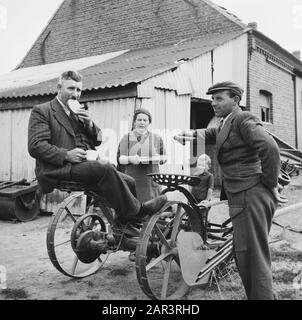 Série sur les familles Limburg Smedts et Poels de Horst qui a aidé à cacher environ 300 pilotes alliés (abattu au-dessus des Pays-Bas) dans la ferme de Zwarte Plak et à travers la frontière avec la Belgique a pu apporter. Seconde Guerre mondiale, illégalité Date : 1945 mots clés : illégalité, seconde Guerre mondiale Banque D'Images