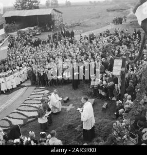 Série sur les familles Limburg Smedts et Poels de Horst qui a aidé à cacher environ 300 pilotes alliés (abattu au-dessus des Pays-Bas) dans la ferme de Zwarte Plak et à travers la frontière avec la Belgique a pu apporter. Dévoilement de la croix renflouée en Amérique Date: 1945 lieu: Amérique, Horst, Limbourg mots clés: Illégalité, personnes en cachette, seconde Guerre mondiale Banque D'Images