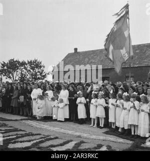 Série sur les familles Limburg Smedts et Poels de Horst qui a aidé à cacher environ 300 pilotes alliés (abattu au-dessus des Pays-Bas) dans la ferme de Zwarte Plak et à travers la frontière avec la Belgique a pu apporter. Dévoilement de la croix renflouée en Amérique Date: 1945 lieu: Amérique, Horst, Limbourg mots clés: Illégalité, personnes en cachette, seconde Guerre mondiale Banque D'Images