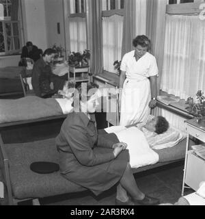 Camp d'entraînement du corps d'aide aux femmes de l'armée de Bouvigne, formation, soldats, femmes Date : août 1945 lieu : Breda mots clés : armée, militaire, formation, femmes Nom de l'institution : VHK Banque D'Images