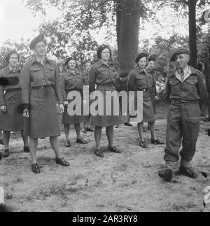 Camp d'entraînement du corps d'aide aux femmes de l'armée de Bouvigne, formation, soldats, femmes Date : août 1945 lieu : Breda mots clés : armée, militaire, formation, femmes Nom de l'institution : VHK Banque D'Images