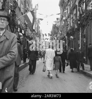 Jeu Dragon Chinois À Amsterdam Tgv Capitulation Japonaise Décorée Dans Bantammerstraat Date: Septembre 1945 Lieu: Amsterdam, Noord-Holland Mots Clés: Folklore, Seconde Guerre Mondiale Banque D'Images