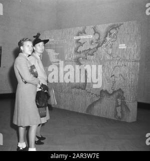 Vincent van Gogh au musée Stedelijk à Amsterdam public. Mère et fille? Au forum d'information Date: Octobre 1945 lieu: Amsterdam, Noord-Holland mots clés: Peintures, expositions Nom de l'institution: Stedelijk Museum Banque D'Images