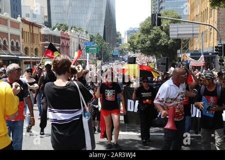 Sydney, Australie. 26 Janvier 2020. Le 26 janvier est célébré comme la Journée de l'Australie, marquant l'arrivée de la première flotte en Australie. Cependant, de nombreux Autochtones et d'autres ne pensent pas que cela devrait être une journée de célébrations et de protestations se tiennent à travers le pays. À Sydney, des manifestants ont défilé de Hyde Park South au Yabun Festival à Victoria Park, Camperdown. Crédit: © Richard Milnes/Alay Live News Banque D'Images