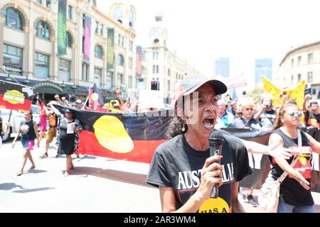 Sydney, Australie. 26 Janvier 2020. Le 26 janvier est célébré comme la Journée de l'Australie, marquant l'arrivée de la première flotte en Australie. Cependant, de nombreux Autochtones et d'autres ne pensent pas que cela devrait être une journée de célébrations et de protestations se tiennent à travers le pays. À Sydney, des manifestants ont défilé de Hyde Park South au Yabun Festival à Victoria Park, Camperdown. Crédit: © Richard Milnes/Alay Live News Banque D'Images