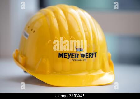 Papenburg, Allemagne. 22 janvier 2020. Meyer chantier naval Papenburg se tient sur un casque de sécurité. Le chantier naval Meyer d'Emsland, connu pour la construction de bateaux de croisière géants, célèbre le 225ème anniversaire de la fondation de l'entreprise le 28 janvier. Crédit: Sina Schuldt/Dpa/Alay Live News Banque D'Images