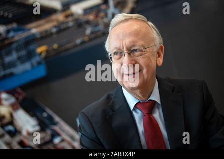 Papenburg, Allemagne. 22 janvier 2020. Bernard Meyer, directeur général de Meyer Werft Papenburg, donne une interview. Le chantier naval Meyer d'Emsland, connu pour la construction de bateaux de croisière géants, célèbre le 225ème anniversaire de la fondation de l'entreprise le 28 janvier. Crédit: Sina Schuldt/Dpa/Alay Live News Banque D'Images