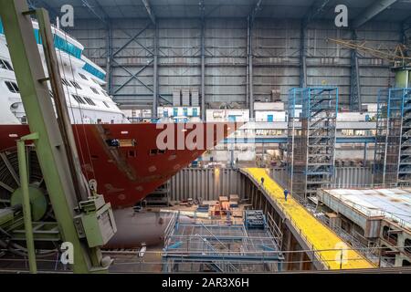 Papenburg, Allemagne. 22 janvier 2020. Au chantier naval Meyer, des travaux sont en cours sur un bateau de croisière. Le chantier naval Meyer d'Emsland, connu pour la construction de bateaux de croisière géants, célèbre le 225ème anniversaire de la fondation de l'entreprise le 28 janvier. Crédit: Sina Schuldt/Dpa/Alay Live News Banque D'Images