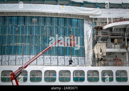 Papenburg, Allemagne. 22 janvier 2020. Au chantier naval Meyer, des travaux sont en cours sur un bateau de croisière. Le chantier naval Meyer d'Emsland, connu pour la construction de bateaux de croisière géants, célèbre le 225ème anniversaire de la fondation de l'entreprise le 28 janvier. Crédit: Sina Schuldt/Dpa/Alay Live News Banque D'Images