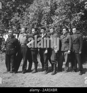 Dévastation sur Texel, après des batailles entre les troupes géorgiennes et allemandes soldats géorgiens sur Texel Date: 19 novembre 1945 lieu: Noord-Holland, Texel mots clés: Portraits de groupe, militaire, deuxième guerre mondiale Banque D'Images