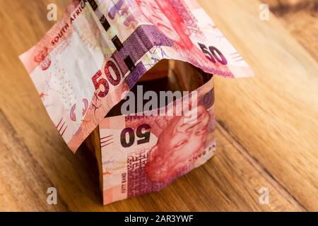 Photo en grand angle de quelques billets de rand sud-africains une surface en bois Banque D'Images