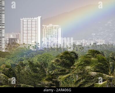 Honolulu, Hawaï, États-Unis. 17 décembre 2019. Fin d'un arc-en-ciel dans le quartier de Waikiki d'Honolulu. Crédit: Bayne Stanley/Zuma Wire/Alay Live News Banque D'Images