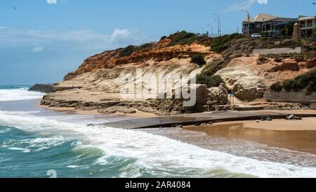 Les falaises de Port Noarlunga et la rampe de bateaux qui s'élèvent vers le nord depuis la jetée en Australie méridionale le 23 janvier 2020 Banque D'Images